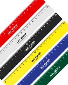 Régua plástica com 20 cm - Ideal para medidas precisas e design moderno. Perfeita para uso em escritórios, escolas e em projetos artísticos. Adquira a sua agora!