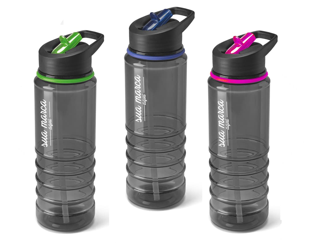 Garrafa squeeze plástica de 640 ml - Ideal para se manter hidratado durante o dia. Perfeita para levar à academia, ao trabalho ou para atividades ao ar livre. Feita em material resistente, esta garrafa é sua melhor parceira para manter uma vida saudável e prática. Adquira já a sua!