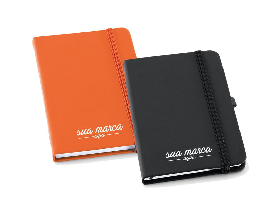 Moleskine 17x12 cm - 18: Caderno de couro preto perfeito para organização no escritório. Ideal para anotações, compromissos e lembretes, com espaço para guardar seus documentos e informações pessoais. Moderno e elegante, ideal para estudantes e profissionais de negócios. Aproveite a praticidade e estilo do Moleskine para potencializar sua produtividade!