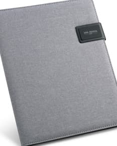 Pasta A4 em couro marrom para organização de documentos no escritório. Design moderno e elegante, ideal para guardar papéis, notas e informações importantes. Mantenha sua rotina empresarial organizada com estilo.