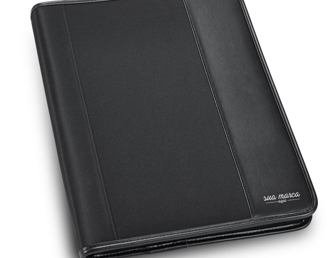 Pasta A4 preta, ideal para armazenar documentos em seu escritório ou em viagens de negócios. Tecnologia de armazenamento portátil para organizar seus arquivos com praticidade. Feita com couro de alta qualidade, essa pasta é moderna e elegante. Organize sua vida profissional com estilo e praticidade. Indispensável para manter seus documentos em ordem. Compre já a sua!