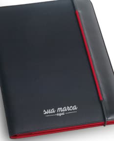 Pasta A4 - 09 em couro preto, com espaço para notebook, dispositivos, drive externo, documentos, pen drive, informações, escrita, planejamento e armazenamento. Design moderno e compacto, ideal para ambiente de escritório e negócios.