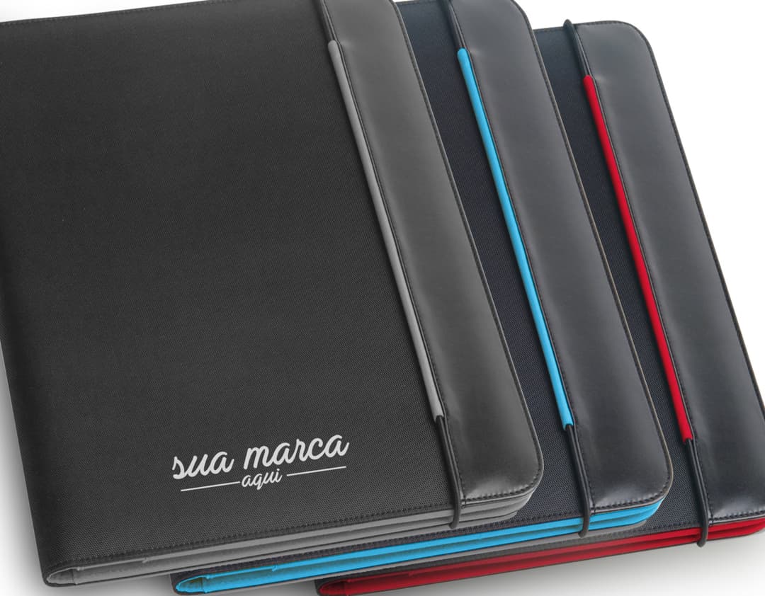 Pasta A4 - 09 em couro preto, com espaço para notebook, dispositivos, drive externo, documentos, pen drive, informações, escrita, planejamento e armazenamento. Design moderno e compacto, ideal para ambiente de escritório e negócios.