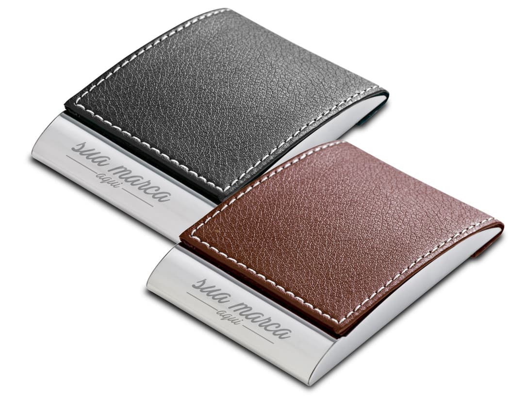 Carteira de couro marrom para cartões de visita e documentos. Perfeita para organizar e proteger seus pertences com estilo. Ideal para uso no escritório ou reuniões de negócios. Feita com material de alta qualidade, garante segurança e sofisticação. Adquira já o seu!