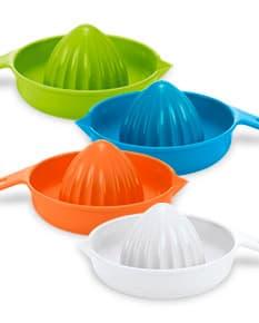 Espremedor de frutas na cor prata com design moderno e alavanca para facilitar o uso.