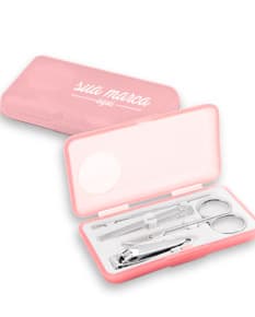 Kit Manicure - 11: Acessório moderno em couro marrom para armazenar seus dispositivos eletrônicos de forma segura e organizada. Ideal para quem busca praticidade e estilo no ambiente de trabalho. Adquira já o seu!
