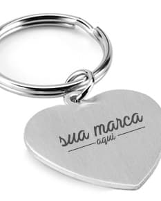 Chaveiro de metal em forma de coração para presentear com amor e estilo. Ideal para celebrações e cerimônias especiais. Adquira já o seu!