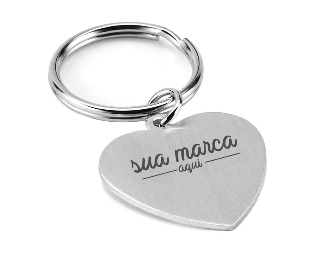 Chaveiro de metal em forma de coração para presentear com amor e estilo. Ideal para celebrações e cerimônias especiais. Adquira já o seu!