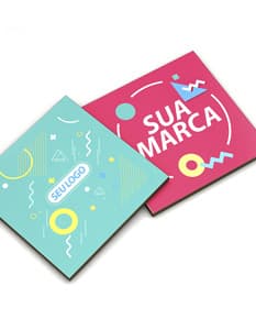 Porta copos de MDF simples e elegante em tons de madeira claro e escuro, com design moderno e minimalista.