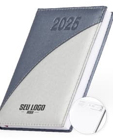 Agenda diária para o ano de 2025, com capa dura preta e detalhes em dourado. Páginas internas com layout organizado por dia e espaço para anotações.