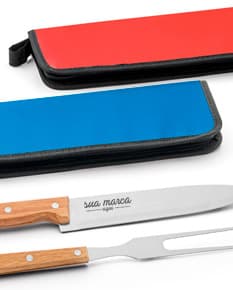 Imagem de um kit de churrasco de qualidade, contendo faca de aço inoxidável afiada e cabo de plástico resistente. Ideal para uso em diferentes ocasiões, do churrasco de domingo em família ao evento de negócios. Ferramenta essencial para os amantes de carne e profissionais da área de gastronomia. Garanta já o seu kit churrasco completo e prático.