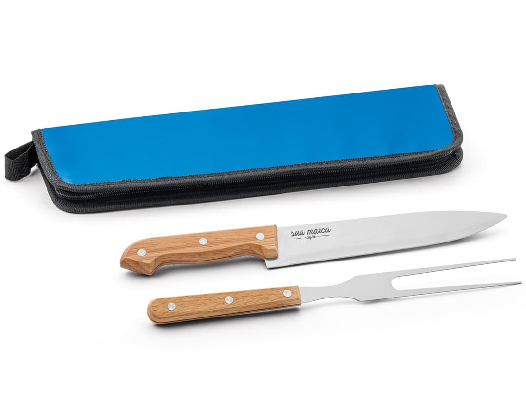 Imagem de um kit de churrasco de qualidade, contendo faca de aço inoxidável afiada e cabo de plástico resistente. Ideal para uso em diferentes ocasiões, do churrasco de domingo em família ao evento de negócios. Ferramenta essencial para os amantes de carne e profissionais da área de gastronomia. Garanta já o seu kit churrasco completo e prático.