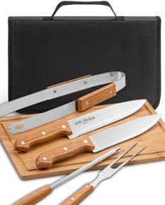 Kit churrasco com faca de aço inoxidável e tesoura afiada. Ideal para negócios e momentos de lazer. Acompanha alça de couro e acabamento cromado. Aproveite para preparar deliciosos churrascos com praticidade e estilo. Adquira já o seu!