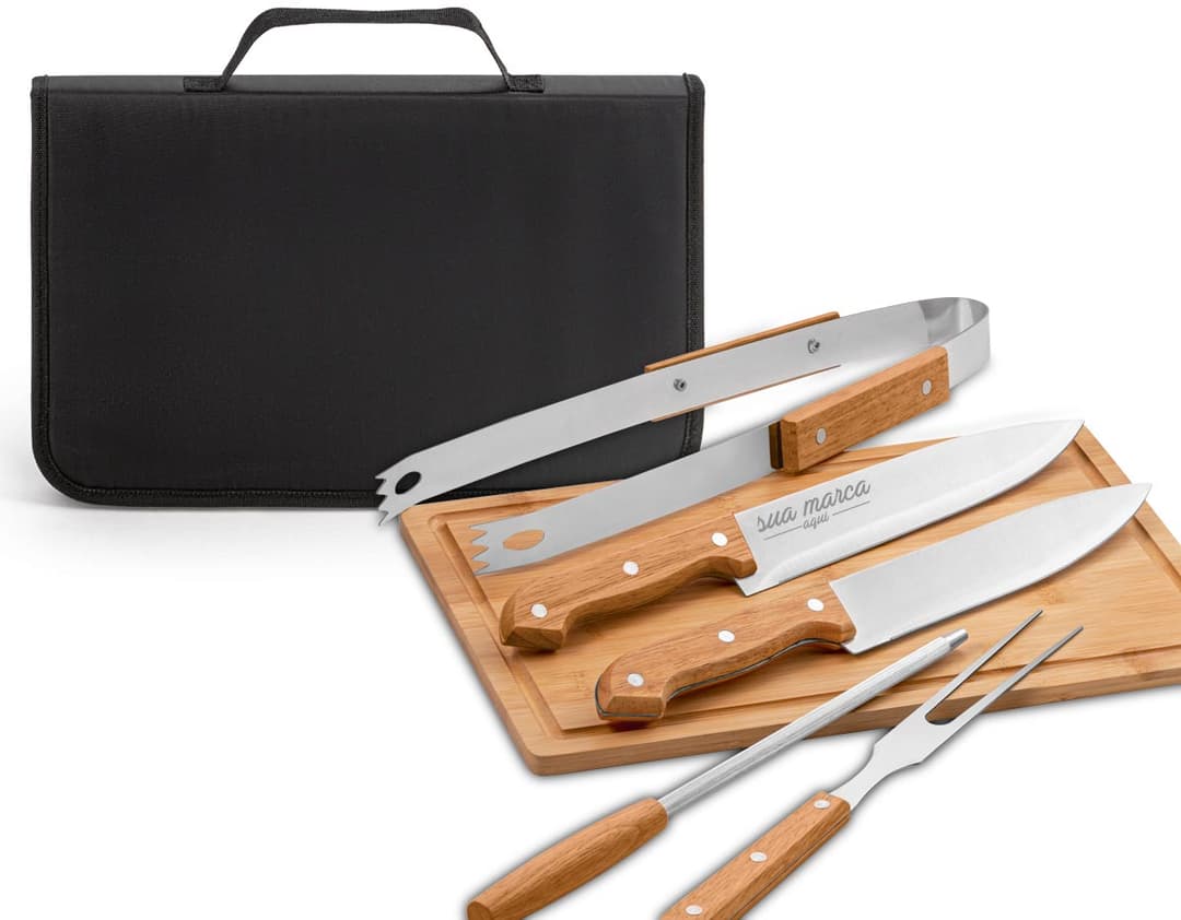Kit churrasco com faca de aço inoxidável e tesoura afiada. Ideal para negócios e momentos de lazer. Acompanha alça de couro e acabamento cromado. Aproveite para preparar deliciosos churrascos com praticidade e estilo. Adquira já o seu!