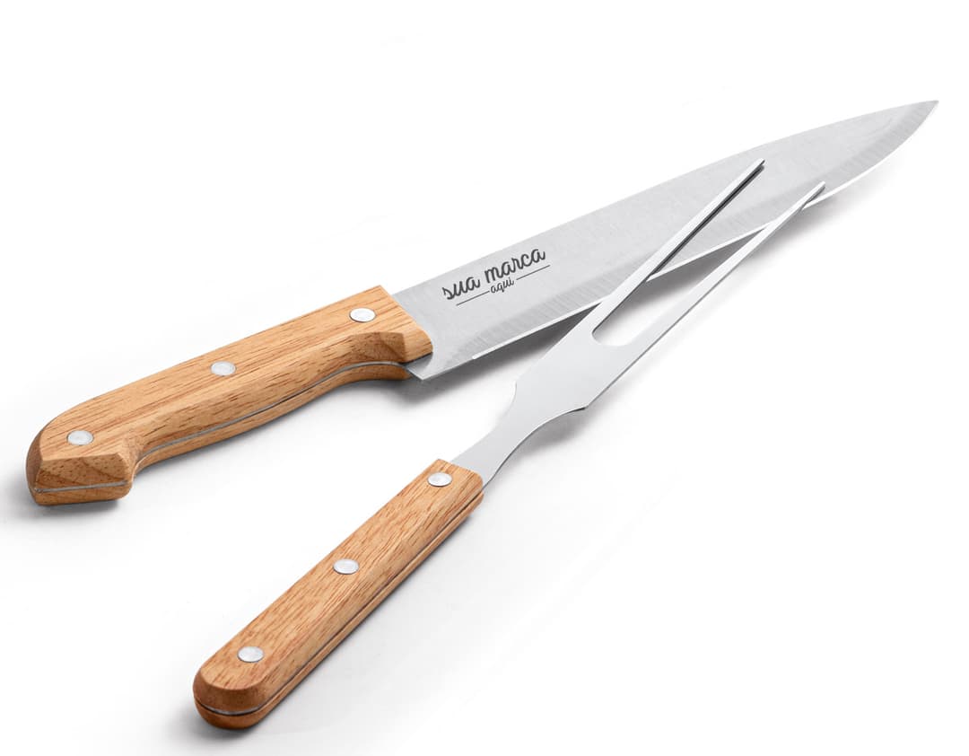 Kit Churrasco de Aço Inoxidável - Ideal para cortar carnes, legumes e muito mais! Este conjunto de facas e utensílios é perfeito para churrascos em família. Com lâminas afiadas e cabos resistentes, garantem um corte preciso e seguro. Aço inoxidável de alta qualidade e durabilidade. Adquira já o seu kit churrasco e surpreenda seus convidados!