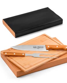 Kit Churrasco de Aço Inox para um Churrasco Perfeito: faca, garfo e espátula de alta qualidade para cortar, picar e virar a carne com precisão. Ideal para churrasqueiros profissionais e amadores. Prepare deliciosas refeições ao ar livre com esse conjunto de utensílios duráveis e práticos. Aproveite momentos incríveis ao redor do fogo com esse kit essencial para qualquer churrasqueiro. Qualidade e praticidade em um só produto!
