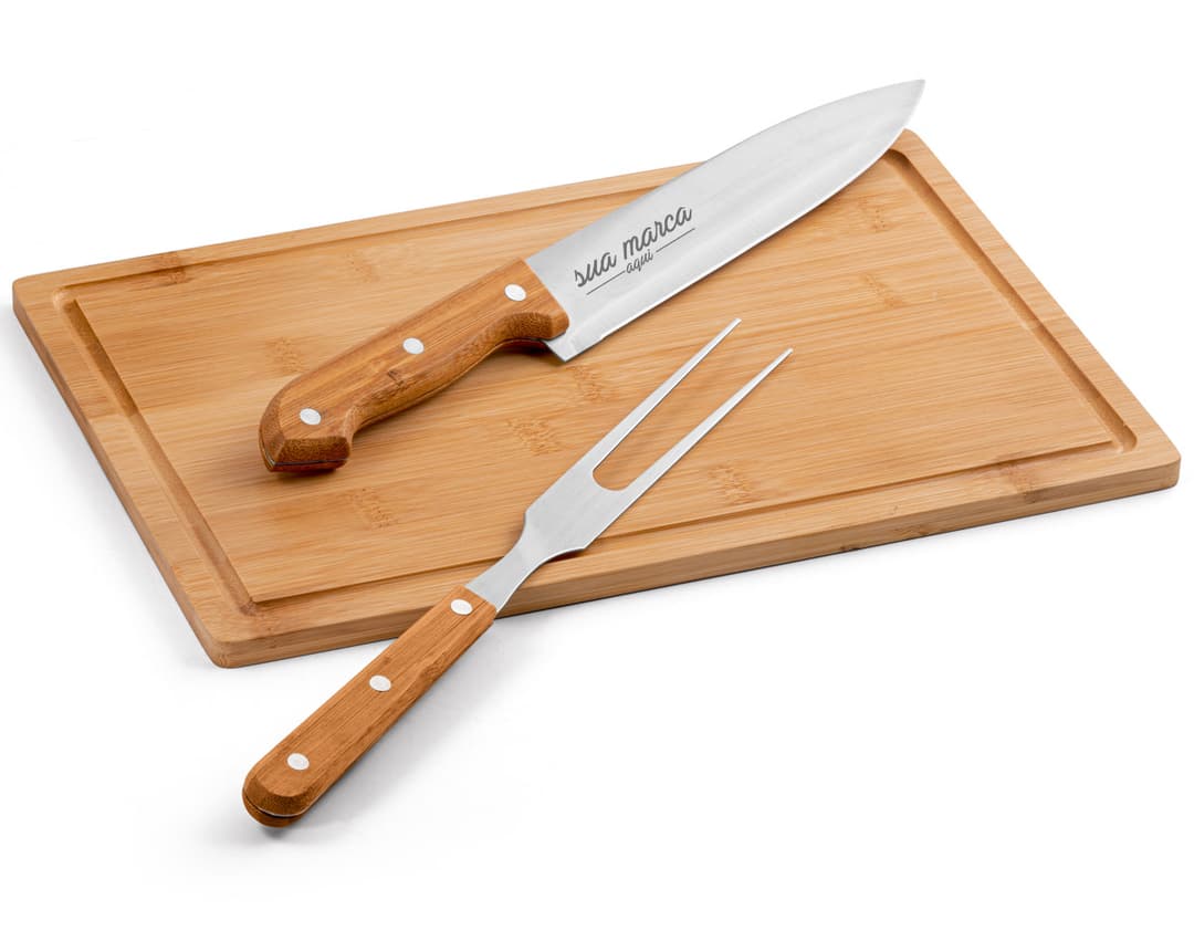 Kit Churrasco de Aço Inox para um Churrasco Perfeito: faca, garfo e espátula de alta qualidade para cortar, picar e virar a carne com precisão. Ideal para churrasqueiros profissionais e amadores. Prepare deliciosas refeições ao ar livre com esse conjunto de utensílios duráveis e práticos. Aproveite momentos incríveis ao redor do fogo com esse kit essencial para qualquer churrasqueiro. Qualidade e praticidade em um só produto!