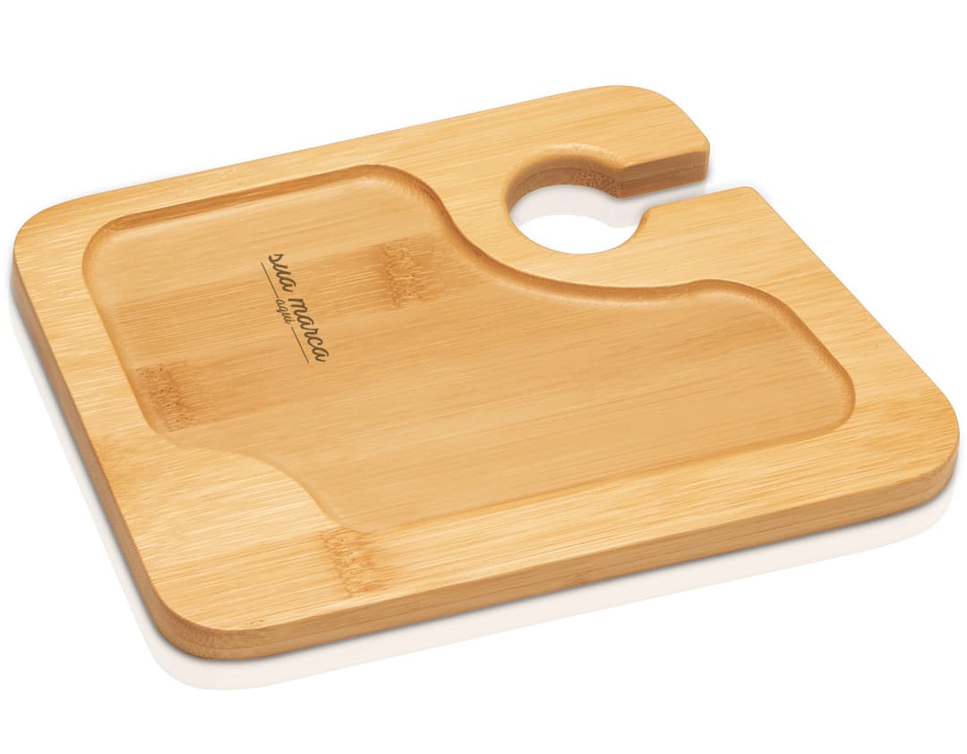 Tábua de madeira para cozinha, ideal para cortar alimentos com praticidade e segurança. Produto em aço inoxidável e acabamento envernizado. Acompanha utensilios para ajudar no preparo das refeições. Perfeita para uso doméstico ou profissional. Adquira já a sua!