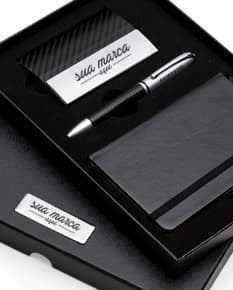 Descubra o Kit Executivo 3 peças: a combinação perfeita de praticidade e elegância para seu escritório. Este conjunto é ideal para quem busca um kit completo com tecnologia, design moderno e funcionalidade. Um laptop e acessórios eletrônicos que vão facilitar o seu dia a dia. Adquira já e eleve o nível do seu ambiente de trabalho!