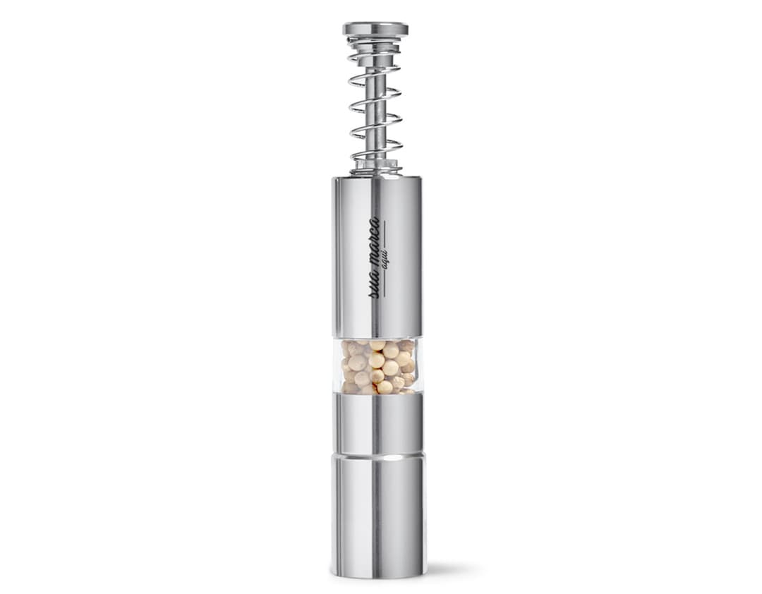 Saleiro de design moderno em metal prateado, perfeito para dar um toque de elegância à sua mesa. Ideal para adicionar um toque de sofisticação aos seus jantares. Adquira já o seu!