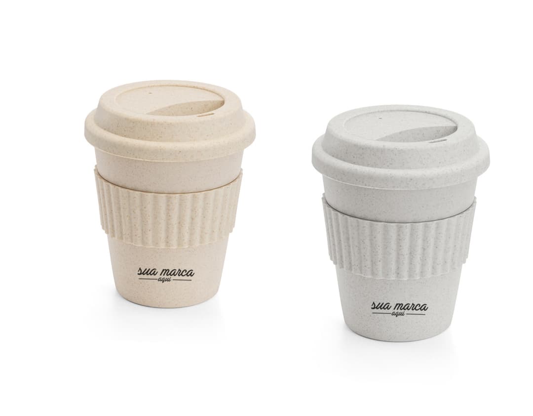 Copo de viagem descartável preto de alta qualidade. Ideal para café, chá ou outras bebidas quentes. Feito de plástico resistente, perfeito para viagens ou trabalho. Prático e econômico. Adquira já o seu! #copodeviagem #brindes #cafeteria #viagem