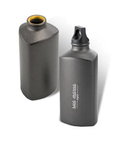 Squeeze de Metal para Brindes Personalizados - Frasco de metal resistente ideal para armazenar líquidos como perfumes, loções e sprays. Item perfeito para cuidados de higiene e saúde. Personalize com sua marca e surpreenda seus clientes. Tamanho compacto, fácil de transportar e usar. Ideal para brindes corporativos. Garanta o seu!
