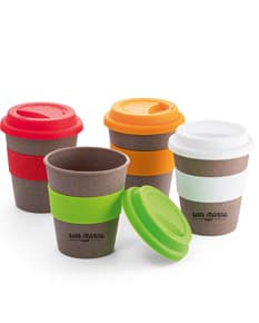 Copo de viagem dobrável amarelo para bebidas quentes e frias. Ideal para conservar cafeína fresca durante viagens. Prático, colorido e resistente. Perfeito para quem busca praticidade e estilo. Ideal para presentear.