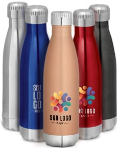 Squeeze Inox com Parede Dupla e Tampa em destaque em meio a uma coleção de garrafas, taças e outros objetos relacionados a bebidas alcoólicas. A imagem destaca a garrafa transparente de inox brilhante com tampa, contra um fundo de reflexos e objetos brilhantes.