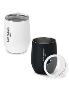 Copo de viagem preto de metal com tampa - ideal para café, chá e outras bebidas quentes ou frias. Perfeito para levar para o trabalho, em viagens ou para o dia a dia. Design moderno e prático, mantendo sua bebida fresca por mais tempo. Adquira o seu agora! #copodeviagem #brindepersonalizado #cafeteria