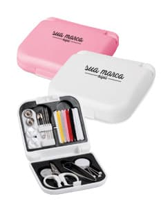 Kit de costura completo com acessórios de alta qualidade e design moderno. Inclui afiador de lápis, borracha, carimbo, botão e muito mais. Ideal para projetos de artesanato e costura. Prático e funcional para todas as suas necessidades. Adquira já o seu!