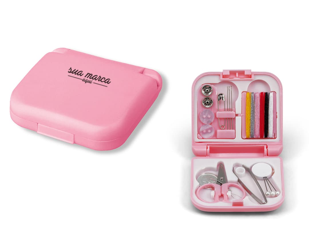 Kit de costura completo com acessórios de alta qualidade e design moderno. Inclui afiador de lápis, borracha, carimbo, botão e muito mais. Ideal para projetos de artesanato e costura. Prático e funcional para todas as suas necessidades. Adquira já o seu!