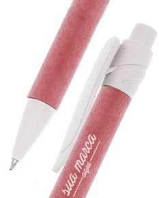 Caneta esferográfica reciclada: ferramenta sustentável para seu escritório. Feita de plástico reciclado, design moderno em prata. Ideal para uso no trabalho ou na escola. Ajude o meio ambiente com essa opção eco-friendly!