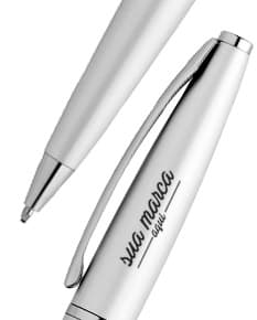 Caneta de metal de alta qualidade, ideal para escrita suave e elegante. A embalagem sofisticada garante segurança e proteção. Perfeita para uso profissional e escolar. Adquira já a sua!