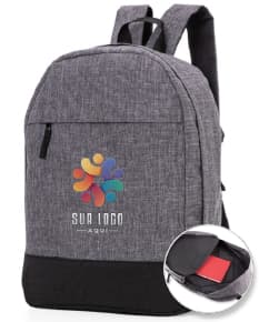 Mochila de poliéster na cor preta com bolso frontal, alça de couro, fecho de zíper, estilo casual e moderno. Adequada para viagens, escola, esportes ou negócios. Feita de material resistente e durável, ideal para carregar objetos pessoais com praticidade e elegância.