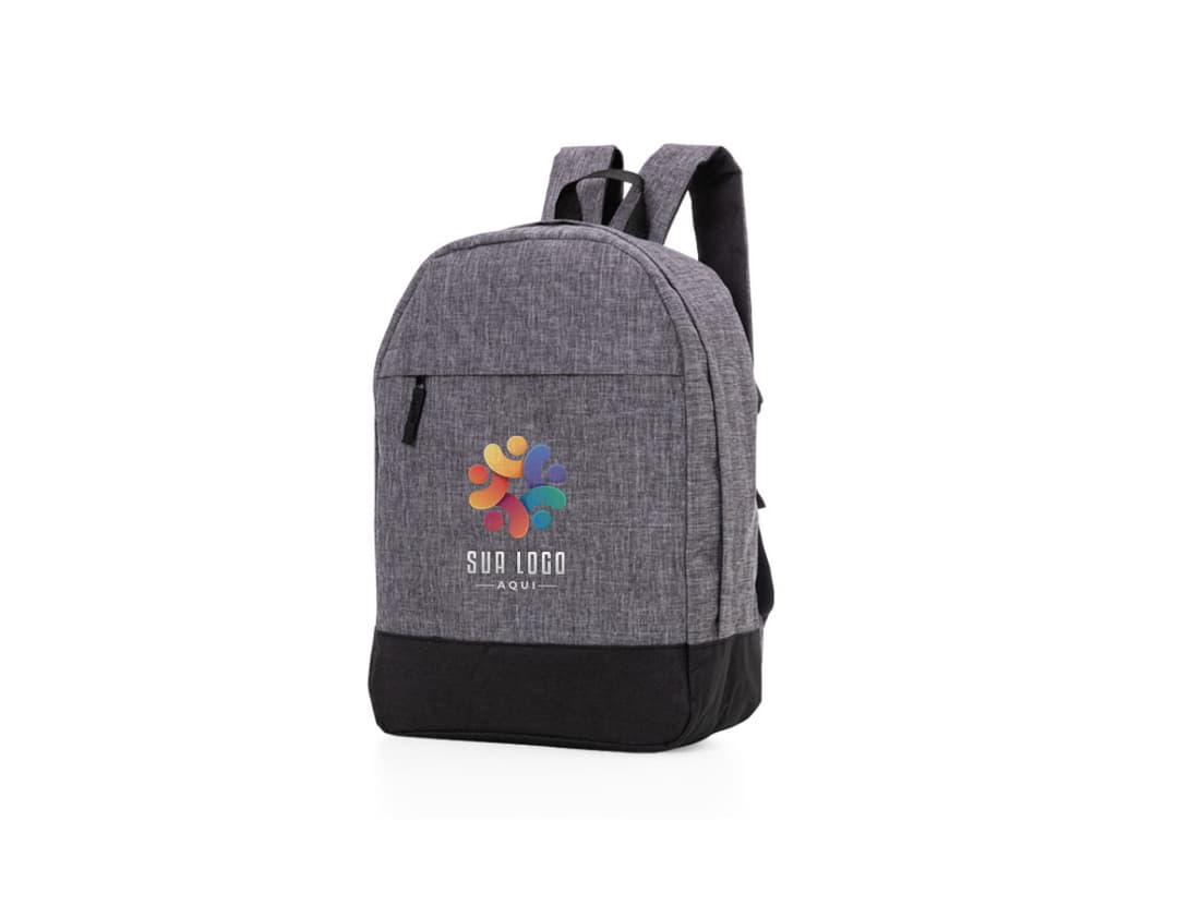 Mochila de poliéster na cor preta com bolso frontal, alça de couro, fecho de zíper, estilo casual e moderno. Adequada para viagens, escola, esportes ou negócios. Feita de material resistente e durável, ideal para carregar objetos pessoais com praticidade e elegância.
