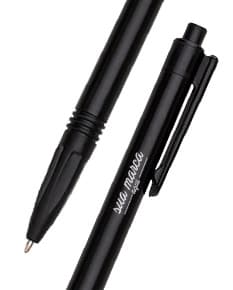 Caneta plástica de alta qualidade para escrita, ideal para uso no escritório, na escola e em casa. Desenvolva seus projetos, faça anotações e assine documentos com praticidade. Disponível em cores variadas, proporcionando elegância e estilo no seu dia a dia. Adquira já a sua!