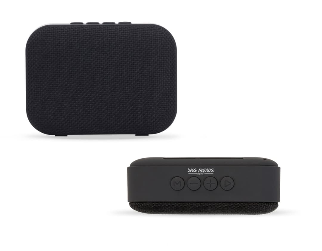 Caixa som multimídia emborrachada, item de tecnologia equipado com botões e display. Design moderno e metalizado, ideal para uso em escritórios, escolas e em casa.
