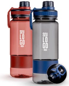 Squeeze plástico de 700 ml - Com design moderno e prático, este squeeze é perfeito para acompanhar sua rotina de saúde e bem-estar. Feito de material resistente, ideal para armazenar líquidos, seja água, sucos ou shakes. Leve, compacto e fácil de limpar, é o companheiro ideal para suas atividades físicas! Garanta já o seu! #squeezeplastico #saúde #praticidade #brindepersonalizado