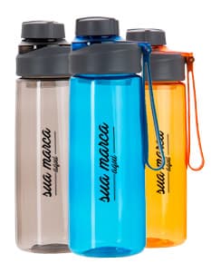 Squeeze Plástico 700ml - Ideal para manter-se hidratado durante as atividades do dia a dia. Feito em material resistente e leve, perfeito para levar para academia, trabalho ou viagens. Prático e sustentável, promove a redução do uso de garrafas plásticas descartáveis. Adquira já o seu!
