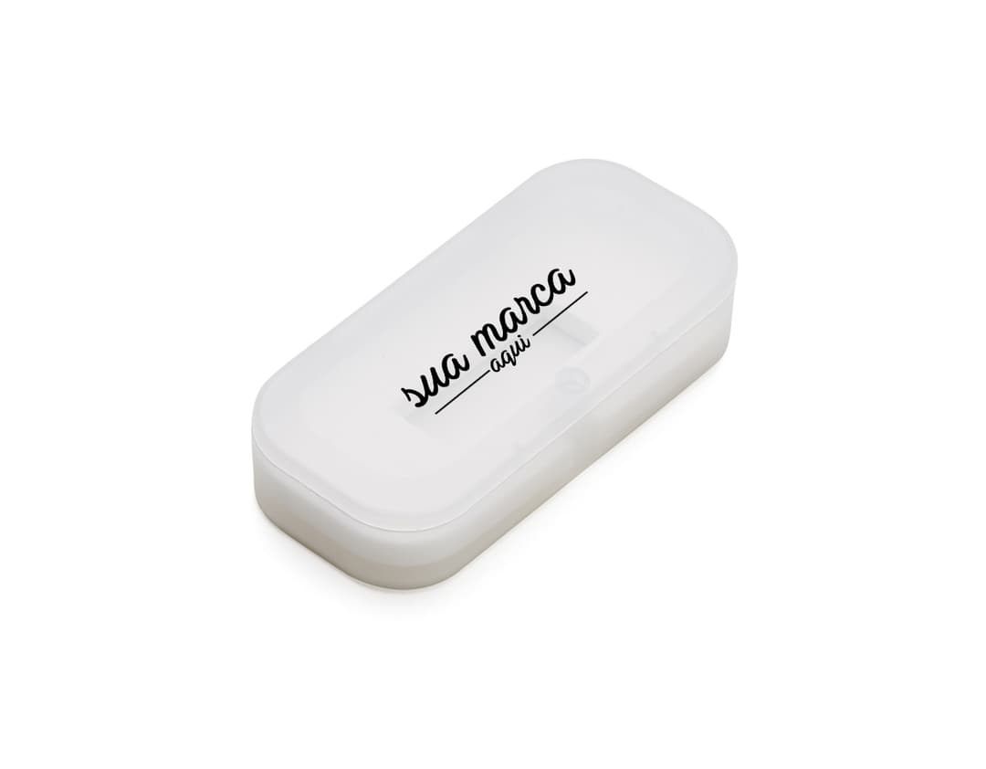 Estojo para Pen Drive Pico - Organize de forma prática e segura o seu dispositivo eletrônico com este estojo. Feito de plástico resistente, garante proteção e praticidade no transporte. Ideal para uso em escritórios, em casa ou em viagens. Adquira o seu agora!