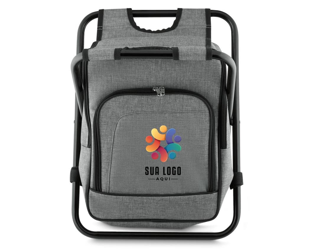 Bolsa Térmica Preta em Nylon para Viagem. Ideal para manter seus alimentos frescos durante suas aventuras. Moderna, prática e elegante. Com alça para transporte e fecho com zíper para maior segurança. Adquira já a sua e tenha seus alimentos sempre na temperatura ideal. Perfeita para viagens, passeios e até mesmo para o dia a dia. Garanta a sua bolsa térmica e viaje com estilo!