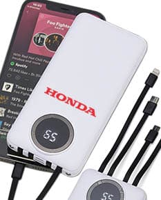 Carregador portátil de 10.000mAh com display, dispositivo eletrônico de metal preto e prateado, equipamento de tecnologia digital para conexão e transferência de dados através de cabo e plug.