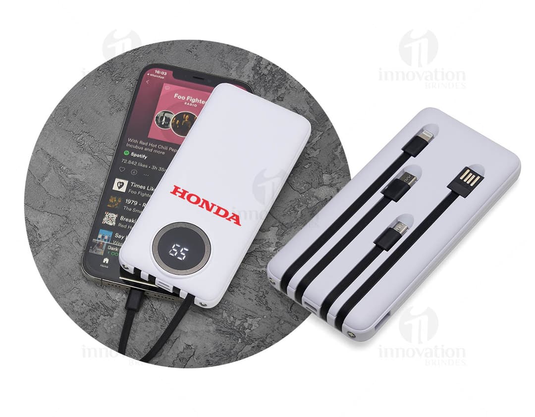 Carregador portátil de 10.000mAh com display, dispositivo eletrônico de metal preto e prateado, equipamento de tecnologia digital para conexão e transferência de dados através de cabo e plug.