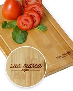 Tábua de churrasco em madeira de pinus de alta qualidade, ideal para cortar e servir carnes. Produto moderno e portátil, perfeito para churrascos em família e amigos. Acompanha ferramentas de aço inox e possui design contemporâneo. Adquira já a sua!