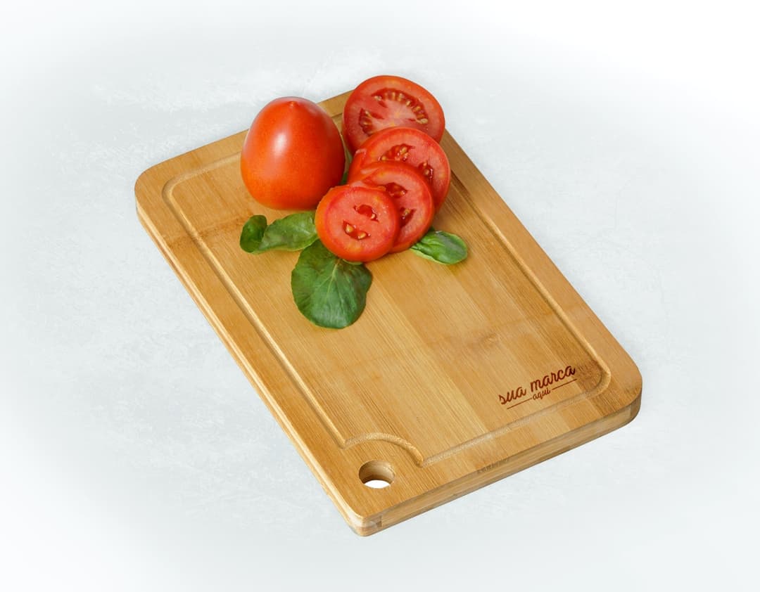 Tábua de churrasco em madeira de pinus de alta qualidade, ideal para cortar e servir carnes. Produto moderno e portátil, perfeito para churrascos em família e amigos. Acompanha ferramentas de aço inox e possui design contemporâneo. Adquira já a sua!