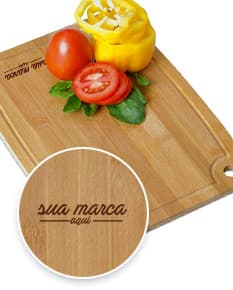 Tábua de churrasco de madeira com faca, ideal para preparar deliciosas refeições saudáveis. Com design tradicional e folha de manjericão, a tábua é perfeita para cortar ingredientes frescos e nutritivos. Aproveite o almoço ou jantar de forma saudável. ¡Adquira já a sua!