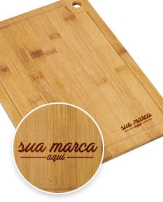 Tábua de corte de madeira marrom com canaleta, textura e padrão vintage. Feita de material antigo, com acabamento áspero e vazio. Ideal para uso na cozinha, com detalhes em grãos de madeira e design retro.