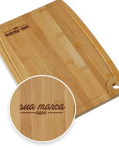 Tabua de corte de bambu com canaleta, em um ambiente rustico e antigo, feita de madeira e papelão, com textura vintage e design retro.