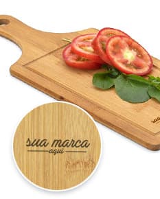 Tábua de Churrasco em Madeira - Ideal para cortar legumes, carnes e vegetais frescos. Utensílio de cozinha essencial para preparar deliciosas refeições gourmet. Aumente a qualidade e praticidade na hora de cozinhar. Perfeito para chefs e apreciadores da culinária. Adquira já a sua!