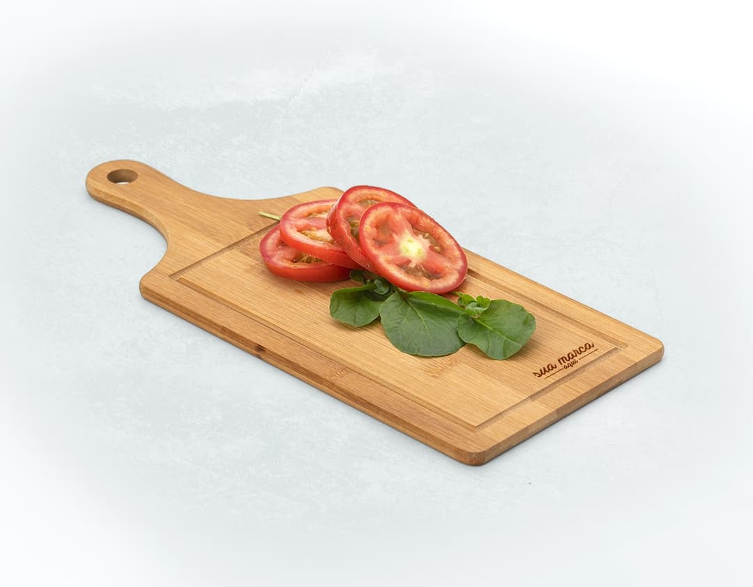 Tábua de Churrasco em Madeira - Ideal para cortar legumes, carnes e vegetais frescos. Utensílio de cozinha essencial para preparar deliciosas refeições gourmet. Aumente a qualidade e praticidade na hora de cozinhar. Perfeito para chefs e apreciadores da culinária. Adquira já a sua!